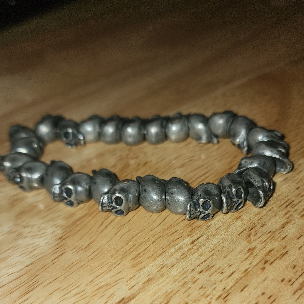 Martha Rotten Handcrafted skulls stretch bracelet